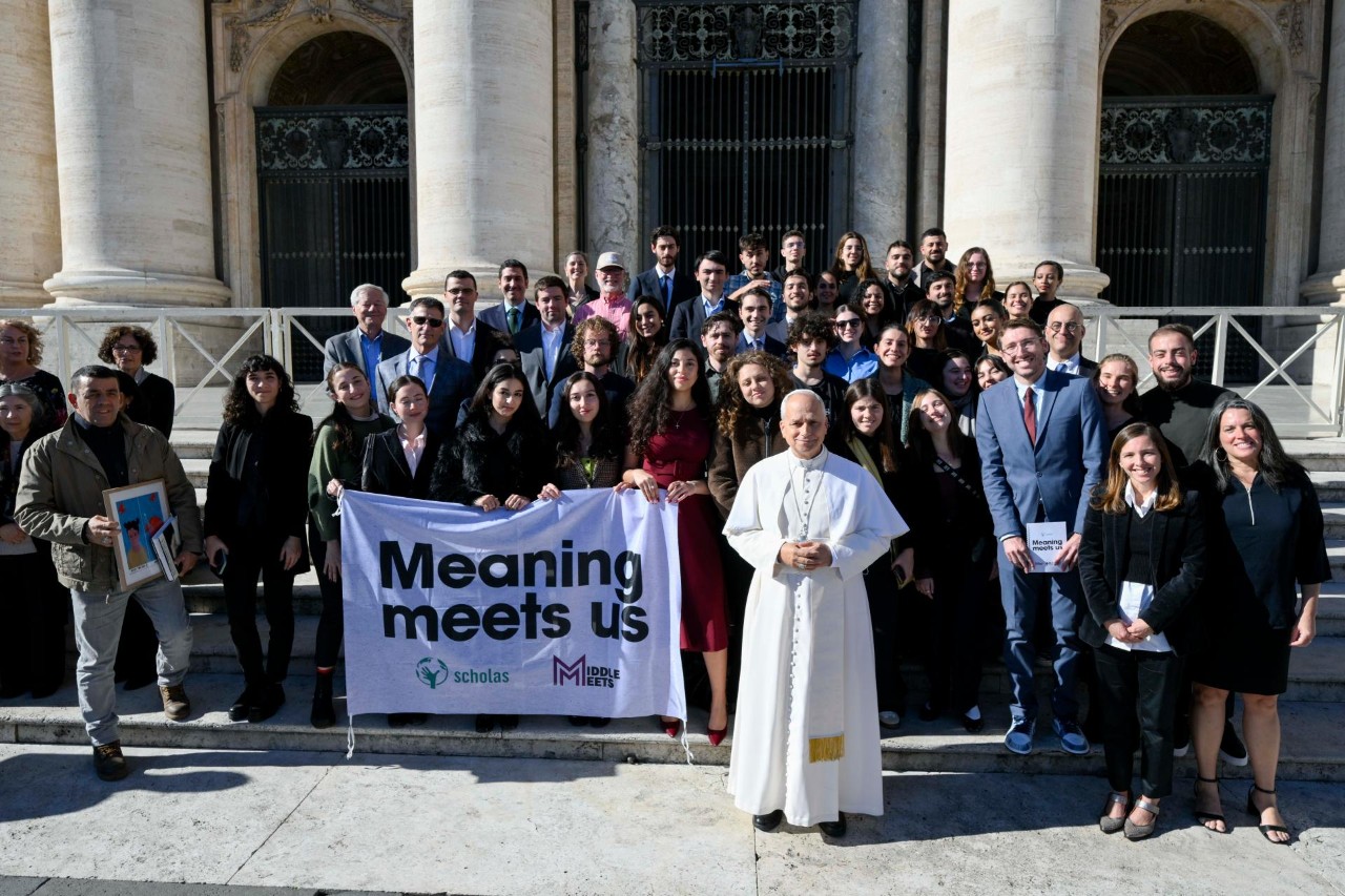 Middle Meets participants with the Holy Father on the steps of the Vatican